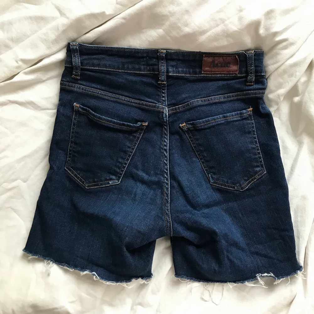 Shorts från acne i skönt tyg som formar sig efter kroppen. Storlek 29 i midjan 💞💞💞. Shorts.