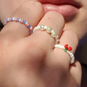 Ring - 🌈Egengjorda olika sorters ringar. Enfärgad 5kr, färgmönster 10kr, 1 körsbär 10kr, ring med tre små vita pärlor 10kr. Välj färger, trådmaterial (elastisk/metall). Kolla in profil för inspiration 😊 Frakt 12kr