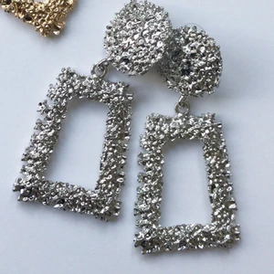 Fina örhängen   - Flashiga och fina örhängen i silver, perfekt om du vill glänsa mer, oanvända. 