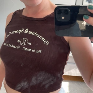 Brun trendig topp - Brun trendig topp från shein aldrig använd💕