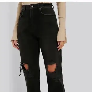 Svarta håliga jeans som är slutsålda från Nakd !!! Aldrig använda !! Så är som helt nya, kan mötas i Linköping 