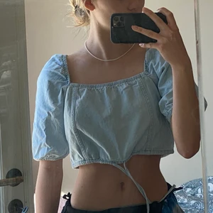 Puffärm topp - Säljer denna denim toppen från weekday som jag köpte förra sommaren. Står ej för frakten💕