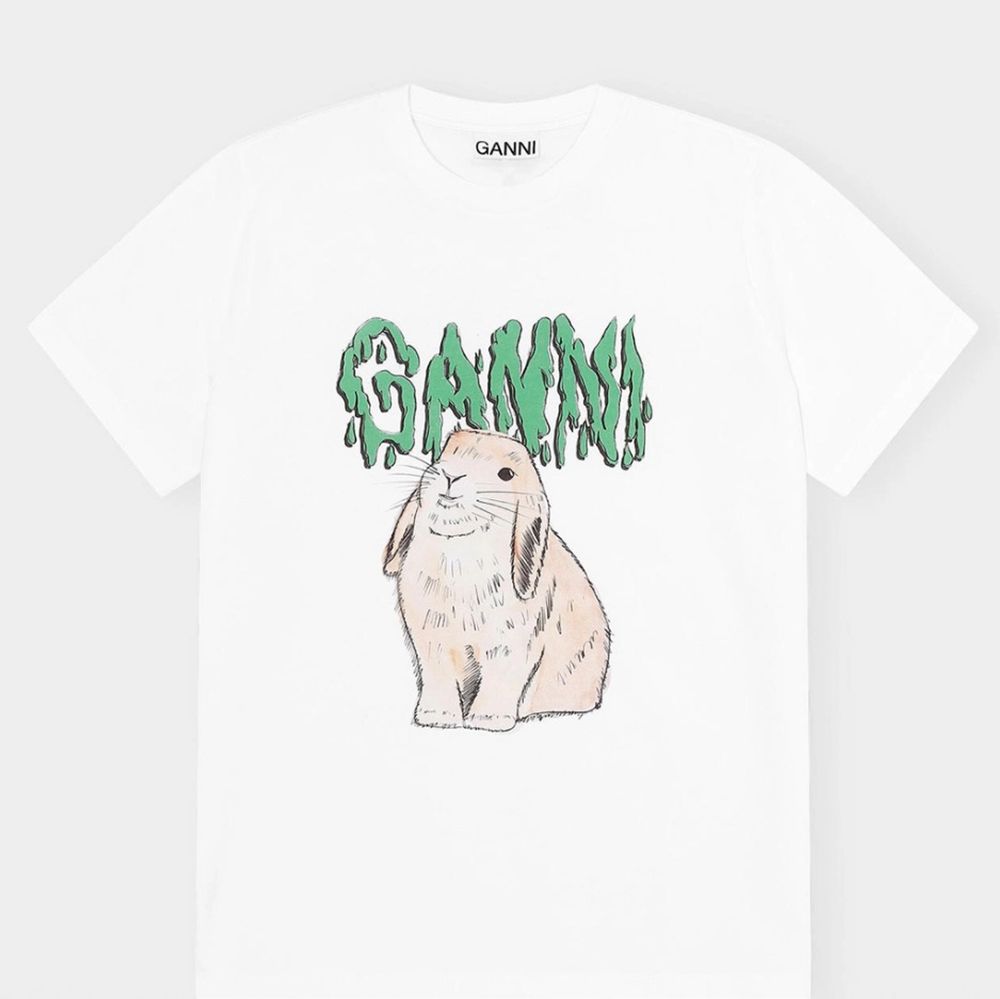obs endast intressekoll! Funderar på att sälja denna t-shirt ifrån ganni köpt på nk i Stockholm. Den är i storlek s men passar nog xs-m beroende på hur man vill den ska sitta. Tror även den är slutsåld på de mesta ställena. T-shirts.