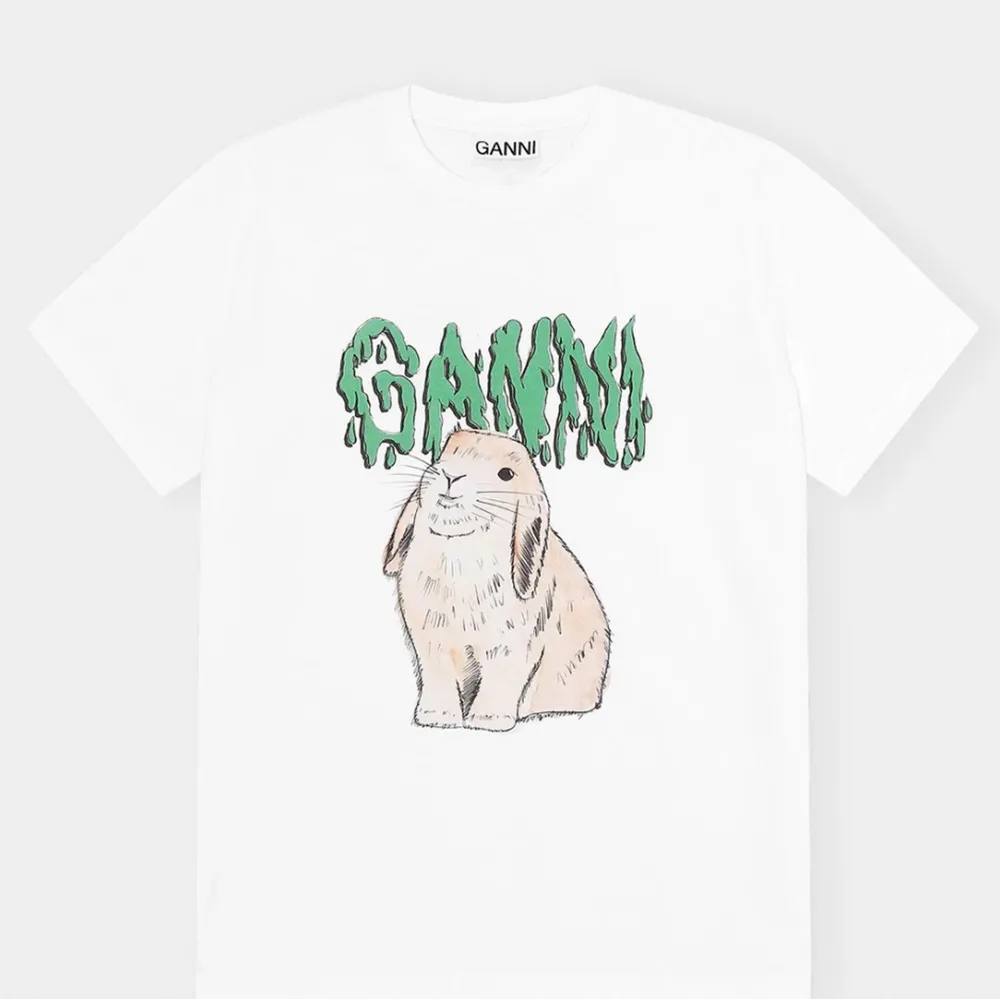 obs endast intressekoll! Funderar på att sälja denna t-shirt ifrån ganni köpt på nk i Stockholm. Den är i storlek s men passar nog xs-m beroende på hur man vill den ska sitta. Tror även den är slutsåld på de mesta ställena. T-shirts.
