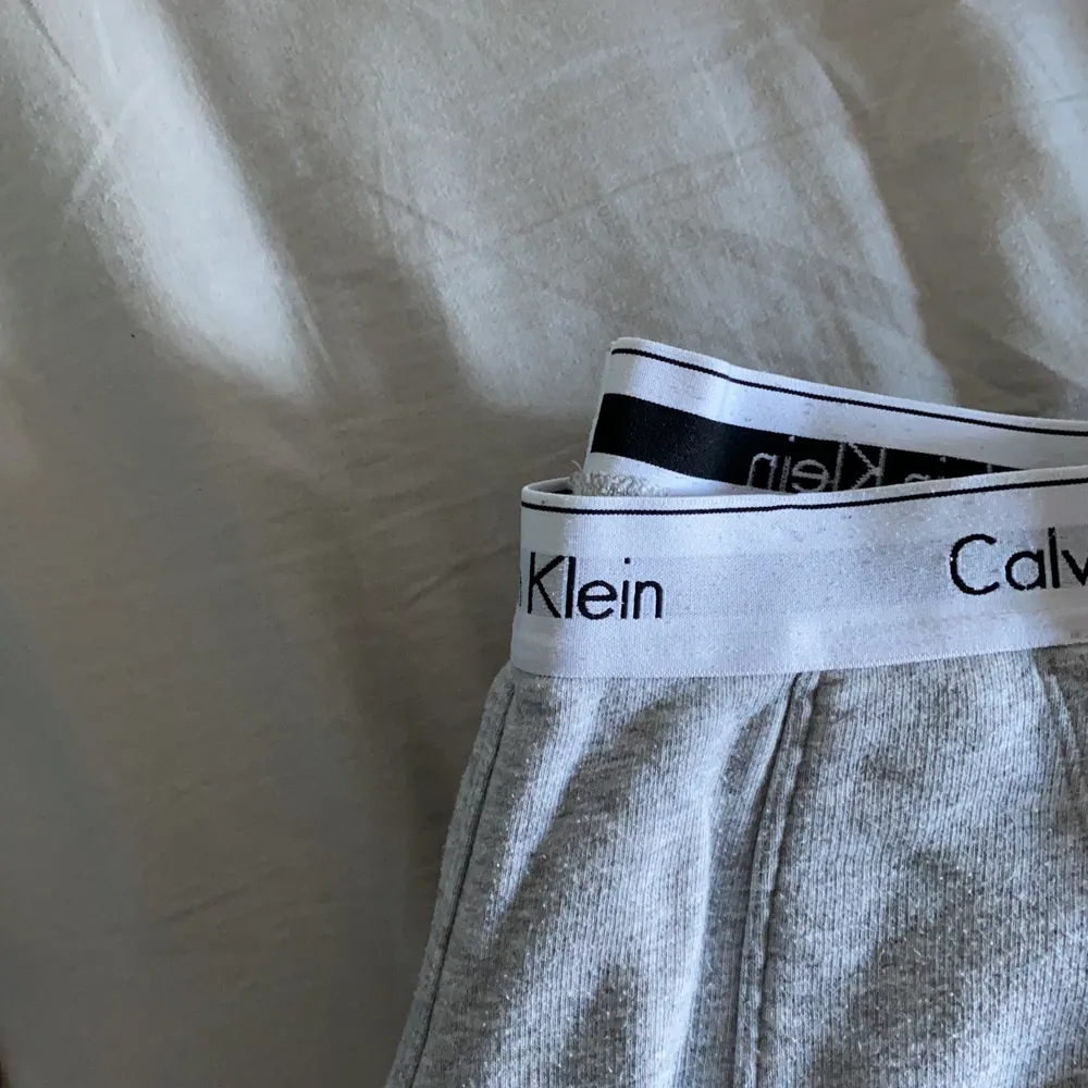 Säljer dessa mjukisar från Calvin Klein då jag ej använder dem längre. Jättesöta och sköna. Dock lite knopriga som man ser på sista bilden. Köpta nya för 700kr Säljer för 200kr . Jeans & Byxor.