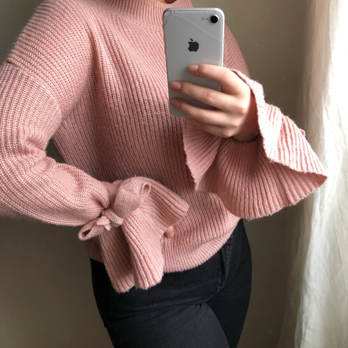 Stickad rosa tröja med knytningar