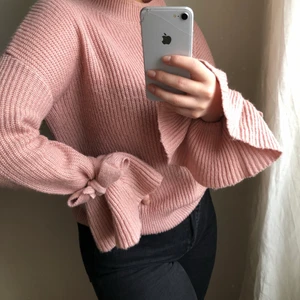 Stickad rosa tröja med knytningar - Säljer en härlig rosa stickad tröja med söta knytningar💕 Perfekt läng och passform och använd mycket sparsamt. Kan mötas upp i Stockholm alternativt frakta, men då står köparen för frakten 