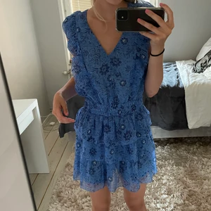 Klänning - Säljer nu denna superfina klänningen med finaste färgerna🙌🏽färgen kommer bäst fram på första bilden. Den är i xs men passar också S, använd 1 gg💞köpt för 795kr 