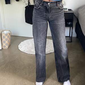 Zaras midwaist jeans!! Säljer pga att dom blivit för små och dom är i gott skick. Storlek 34 och köparen står för fraken.