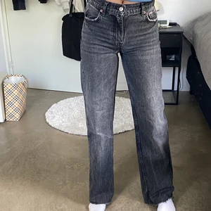 Zara jeans - Zaras midwaist jeans!! Säljer pga att dom blivit för små och dom är i gott skick. Storlek 34 och köparen står för fraken.