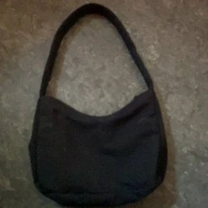 Väska från gina tricot  - Säljer pga aldrig används längre. Pris 50kr plus frakt. Från ginatricot köpt för nån månad sen. Knappt använd