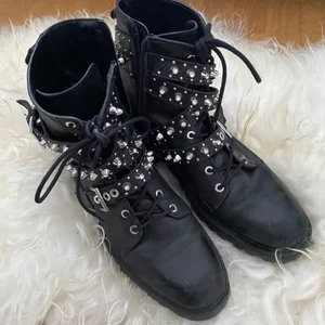Skitnsnygga boots - Assnygga boots från zara med nitar. Knappt använda (lånad bild). 💓💓💓 buda eller köp direkt för 500kr