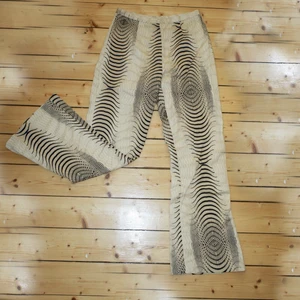 Trippy byxor🧚‍♀️ - Trippy byxor med sprund nere på sidan🌀