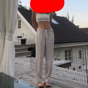 Linnebyxor - Säljer dessa superfina linnebyxor som är perfekta till sommaren. Jag har vanligtvis storlek M.Använda endast en gång och dom är lite stora på mig men går bra att bara dra åt snöret🥰 jag är 177 cm och dom sitter gansk bra i längden på mig 