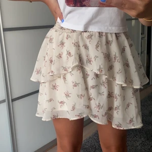 Kjol från Ginatricot  - Blommig kjol från Ginatricot i stl 34. Bara använd ett fåtal gånger. Köparen står för frakten.