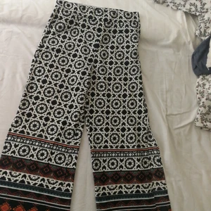 Mönstrade byxor med slits i benen  - Mönstrade byxor I storlek 38. Från gina