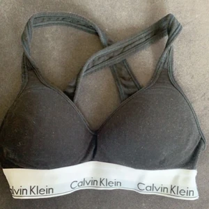 Calvin Klein bh  - Säljer denna Calvin Klein bh/topp! inte andvänd på sjukt länge då den är för liten! kontakta mig för fler bilder. frakt tillkommer & priset kan diskuteras.