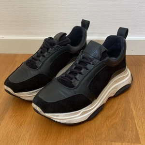 Kmb skor - Ett par svarta skor med plattform i storlek 38!! 💘 Älskar dessa men kommer inte till användning. Ser ut som nya förutom svarta märken på insidan av skorna men de syns inte när de är på. Nypris 1400 kr.