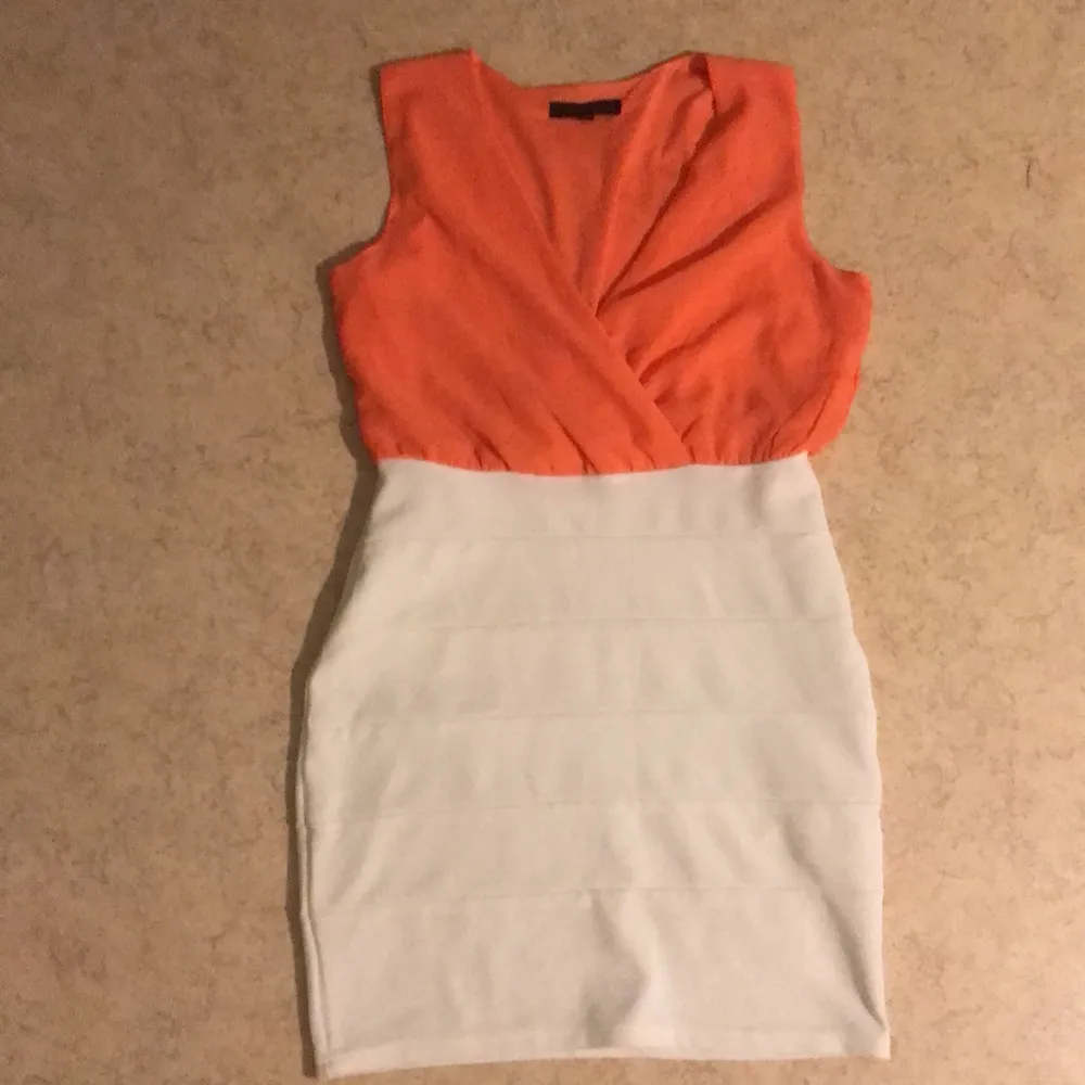 Klänning med persikofärgad topp och vit kjol med horisontal textur (se tredje bilden). Knappt använd, i okej skick. . Klänningar.