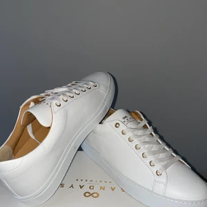 Sandays whiteout läder - Sandays Whiteout läderskor till salu! 2000 sek, nypris 2200. Strl: 44. Skorna är helt oanvända, har inte ens provat dem så skambud undanbedes, kvitto finns! 