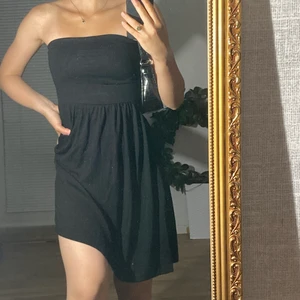 axellös klänning - Jättefin klänning i bekvämt material. Säljer pga endast använd en gång. Den är från märket Esmara. Man kan ha den utan en BH eftersom överdelen är i dubbeltyg:)