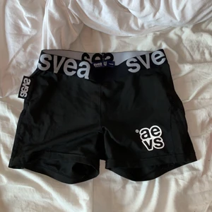 Träningsshorts från Svea  - Bra skick nästan oanvända, i xs med mycket stretch 