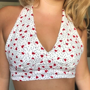 Zara topp  - Storlek s men passar båda XS och M då den har band som man knyter med, köpt för ett år sedan och vad jag vet så säljs dem inte längre, halterneck topp i nyskick. Säljer för 70kr inklusive frakt 💖