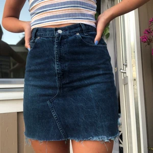 Beyond retro jeanskjol  - En jeanskjol köpt på beyond retro för några år sen. Den är tyvärr i minsta laget för mig.. den är 42 cm lång och 34 cm bred i midjan, mätt tvärsöver när plagget ligger ner på marken. Hör av dig vid frågor!🌞