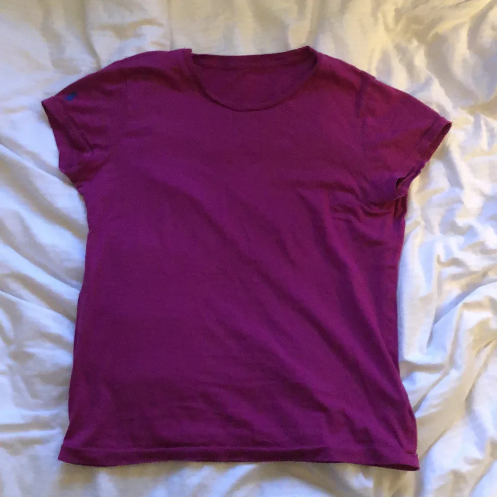 Lila t-shirt från Ralph Lauren i fint skick. Ett litet Ralph-märke i mörkblått på höger ärm. . T-shirts.