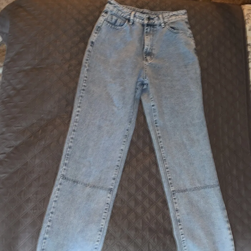 Par jeans från SHEIN kostade 220 kr säljer dom för 100 kroner plus frakt som är  40 kroner. Jeans & Byxor.