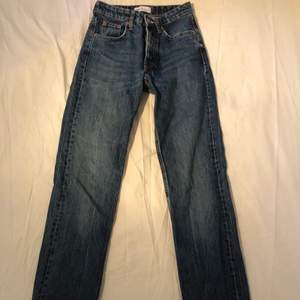 Snygga Jeans från Zara i mycket bra skick, kontakta för mer info 😽😽