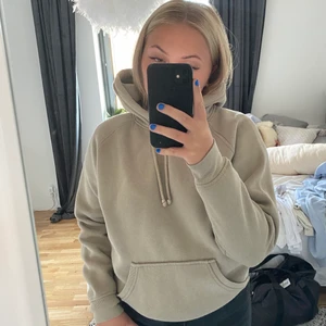 Hoodie - Jag säljer denna fina hoodie då den inte kommer till användning. Hoodien har en luva med snören och är i fint skick och väldigt bekväm! 