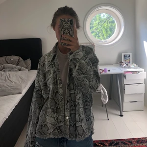 Jeansjacka - Så fin jeansjacka med ormskinnsmönster och silvriga nitar😍perfekt till sommaren 