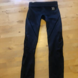 Nya Better Bodies Tights stl S - Superfina Better BodiesTights stl S. Högmidjade, funkar även att vika ner. Fina detaljer med nät på benen. Jätteskön passform. Nypris 899kr