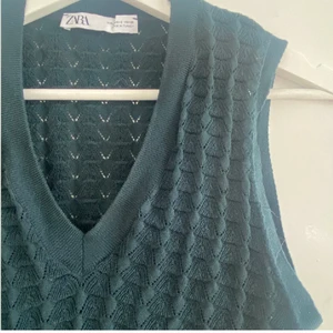 Grön zara väst - ❌Lånade bilder❌ Säljer nu min väst från zara. Har kommit till användning 1 gång och köptes för 359kr. Superbra skick. Skriv pm vid frågor. Jag bär storlek Xs/S men M sitter bra på mig.