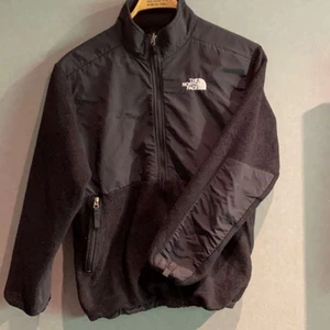 The North Face Jacka - En tnf jacka som sitter som en Medium/Small och är i bra skick. Använt typ 2 gånger eftersom den var för liten för mig. 