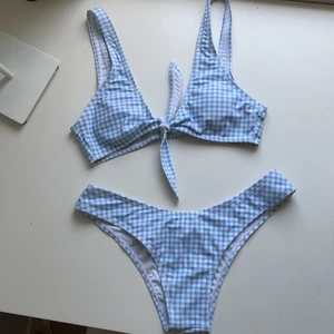 Blå rutig bikini - Jättegullig bikini men som var för liten för mig, endast testad (med kläder under) frakt tillkommer💙
