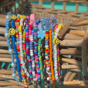 halsband/armband/fotlänkar - Handgjorda, somriga, armband/halsband/fotlänkar! Går även att göra egen design med alla färger och pärlor på bilden samt önska egna mått!💕⭐️Prislista på sista bilden, för enfärgade halsband kostar det 89kr!! för fotlänk gäller samma priser som armband + 10 kr🙌🏻✨ 