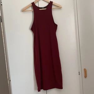 Bikbok klänning - En tight klänning från bikbok. Säljs av anledningen att den inte passa min kroppsform. Används aldrig. Köptes för ungefär 100 kronor