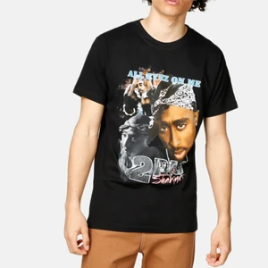 T-shirt med tryck - Säljer denna T-shirten med tryck från junkyard i storlek S . Använt 1-2 gånger. Skulle säga att denna passar tjejer också.