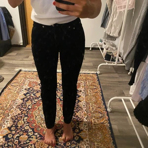 Manchesterbyxor från hm  - Skitsnygga manchesterbyxor från hm som aldrig är använda🤎 är 165 och de passar perfekt 