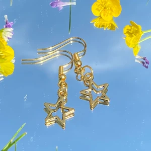 Örhänge i guldfärg - Guldfärgade örhängen med stjärnhänge, 39kr gratis frakt. 