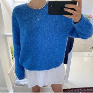 Zara blå stickad tröja - (Lägger upp igen pga oseriös köpare) En superfin blå stickad tröja från Zara som är helt oanvänd med prislapp kvar! Storleken är xl men skulle snarare säga att den är som en m, jag på bilden bär vanligtvis s o den sitter perfekt oversized på mig. Slutsåld, älskar färgen! Köp direkt för 500kr