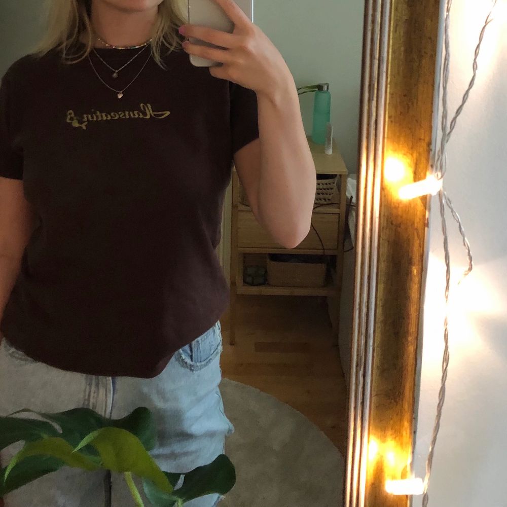 Brun tshirt i jättebra skick! Använd en gång, köparen står för frakt ❤️. T-shirts.