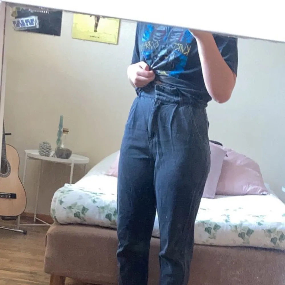 Säljer dessa högmidjade  momjeans då de är lite för små för mig, de är i bra skick är inte jätte använda (:. Jeans & Byxor.