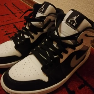 Jorden 1 Shadow storlek 44.5 - Jorden 1 Shadow storlek 44,5  Jag har använt dem ett par gånger och säljer dem pga att storleken är för liten.