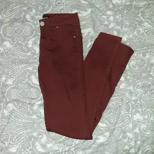 Ett par röda rätt smala Jeans i str.xs. Från lager 157 men aldrig använda.