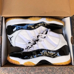 Jordan 11 concord retro (2000) - Ett par Jordan 11 concord från 2000. Köpte den från sneakeyhyllan så dem är begagnande. Dem är gamla så kan inte stå för om dem går sönder. Storlek 44,5 du (10,5 us). Kan skicka mer bilder vid intresse. Startar från 1000 kr.