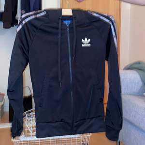 Adidas limited edition zip hoddie . Knappt använd men sitter jättesnygg! Den har mönster inuti luvan och på adidas märket på ryggen