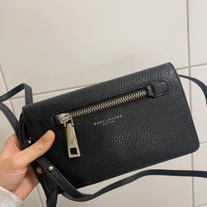 Marc by marc jacobs väska - Gamla designen på marc jacobs väskan, använd men i väldigt fint skick! 